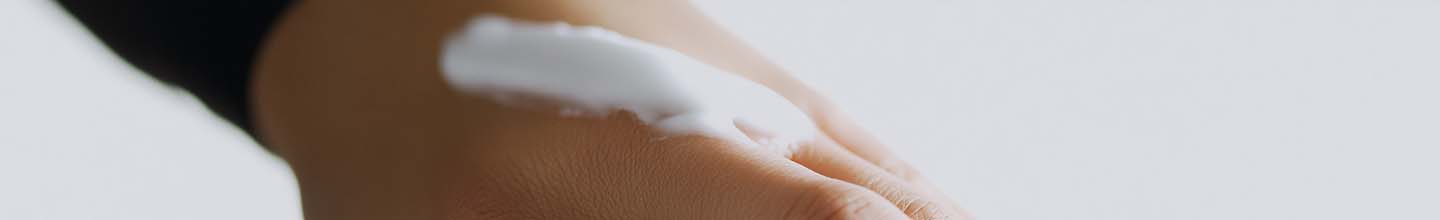 Comment puis-je réduire les rougeurs de mon visage pendant la nuit ?