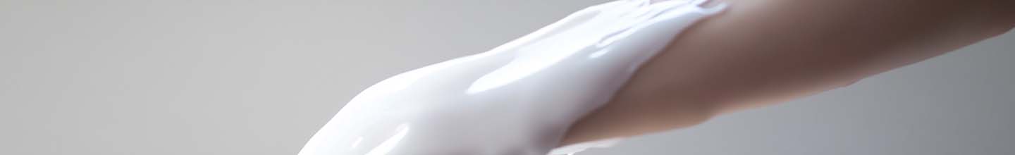 Comment puis-je dissimuler les cicatrices chirurgicales sur mon visage ?